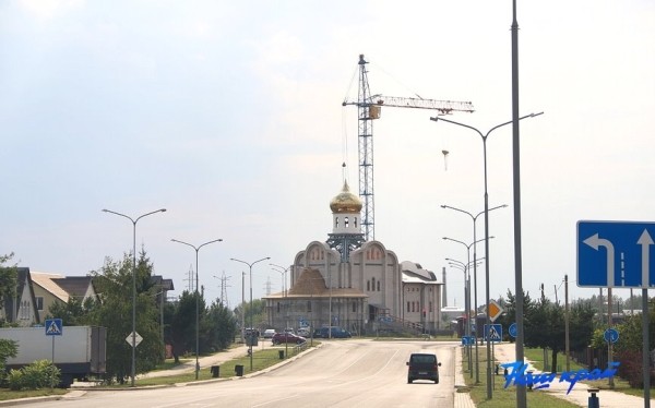 На храме Святой Валентины Минской в Барановичах водрузили центральный купол
