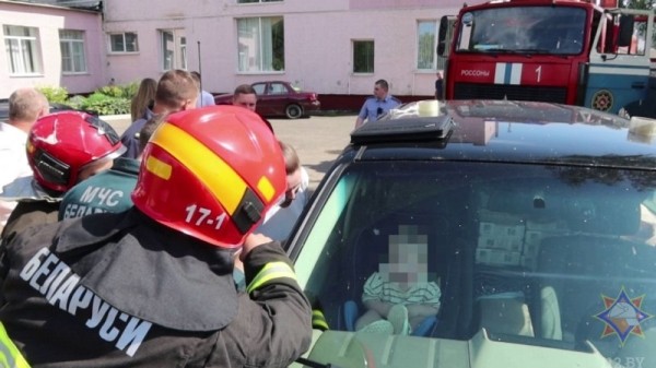 В Беларуси полуторогодовалый малыш оказался заблокирован в легковушке. Видео спасения В Беларуси полуторогодовалый малыш оказался заблокирован в легковушке. Видео спасения