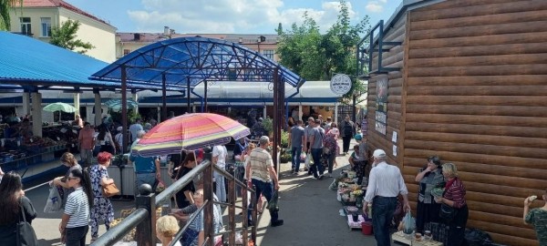 Часть торговых рядов Центрального рынка, расположенных на улице, закрыли на ремонт Часть торговых рядов Центрального рынка, расположенных на улице, закрыли на ремонт