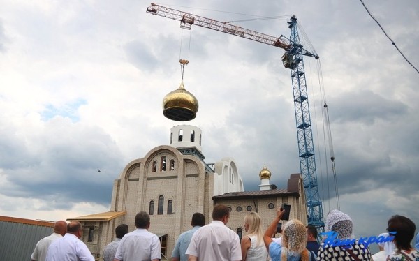 На храме Святой Валентины Минской в Барановичах водрузили центральный купол