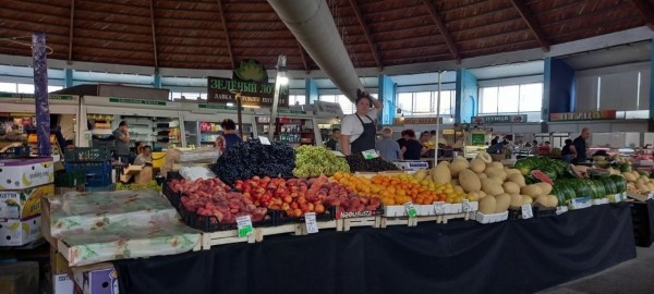 Часть торговых рядов Центрального рынка, расположенных на улице, закрыли на ремонт Часть торговых рядов Центрального рынка, расположенных на улице, закрыли на ремонт