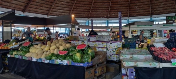 Часть торговых рядов Центрального рынка, расположенных на улице, закрыли на ремонт Часть торговых рядов Центрального рынка, расположенных на улице, закрыли на ремонт