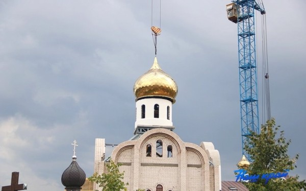 На храме Святой Валентины Минской в Барановичах водрузили центральный купол