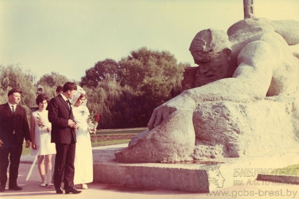 25 сентября 1971 был торжественно открыт мемориальный комплекс «Брестская крепость-герой»