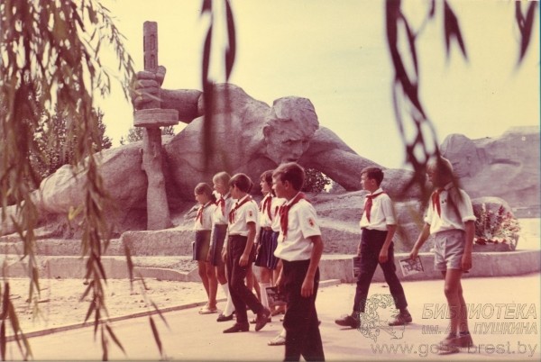 25 сентября 1971 был торжественно открыт мемориальный комплекс «Брестская крепость-герой»