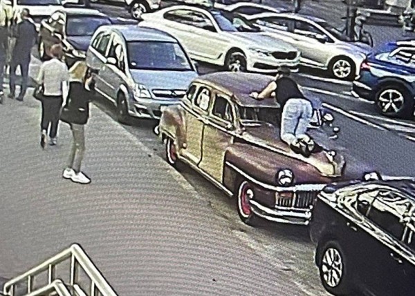 В Минске девушка ради фото посидела на капоте раритетного DeSoto 1948 года выпуска В Минске девушка ради фото посидела на капоте раритетного DeSoto 1948 года выпуска
