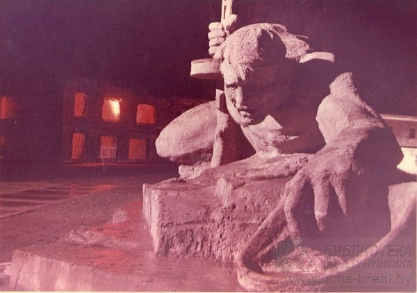 25 сентября 1971 был торжественно открыт мемориальный комплекс «Брестская крепость-герой»