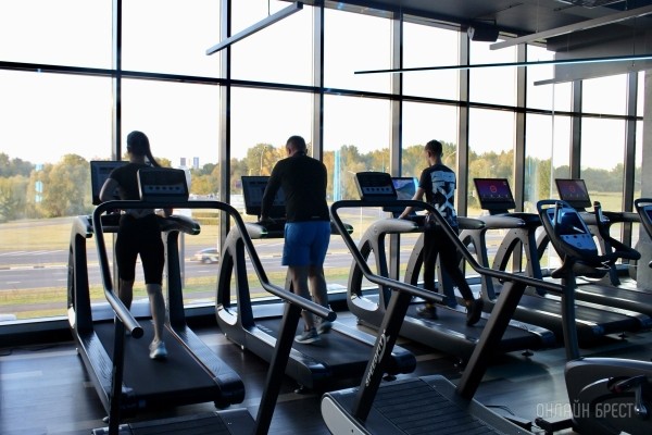 «GYM Express» на Варшавском шоссе - первый круглосуточный фитнес-клуб в Бресте. Высокотехнологичные тренажеры, финская сауна, бесплатная экскурсия, неоновый интерьер