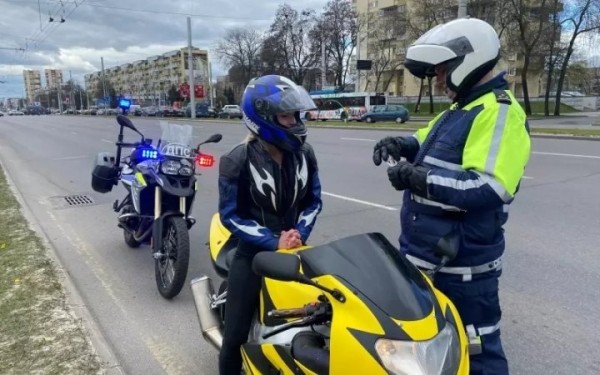 Во время мотосезона многие брестчане и гости города испытывают негативные эмоции из-за шума ревущих моторов, особенно в ночное время Во время мотосезона многие брестчане и гости города испытывают негативные эмоции из-за шума ревущих моторов, особенно в ночное время