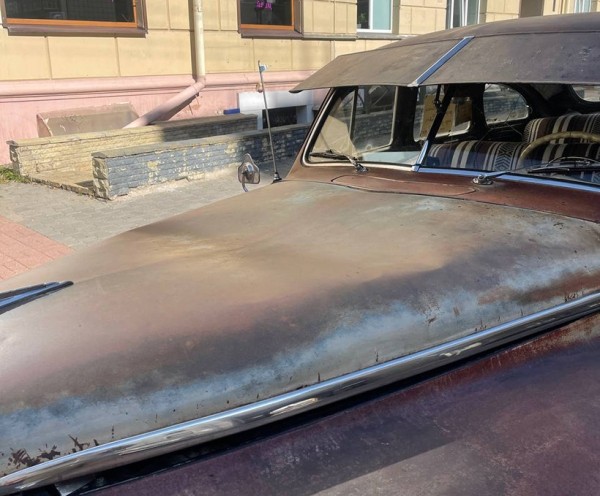 С DeSoto, на котором посидела девушка, пропала большая вмятина. Но владелец настаивает на суде С DeSoto, на котором посидела девушка, пропала большая вмятина. Но владелец настаивает на суде