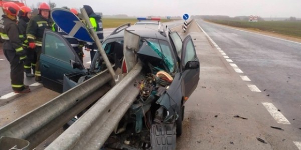 «Это не отбойник, это шампур»: что говорят белорусы о страшной аварии на трассе М6. Другие случаи и как решить проблему?