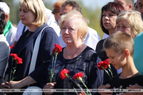 Жизнь достойна блокбастера. Под Пинском установили мемориальную доску борцу за воссоединение Беларуси Жизнь достойна блокбастера. Под Пинском установили мемориальную доску борцу за воссоединение Беларуси