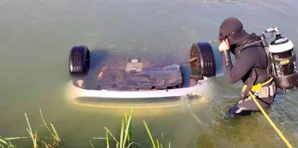 Забыл поставить на ручник. Автомобиль рыбака ушел под воду Забыл поставить на ручник. Автомобиль рыбака ушел под воду