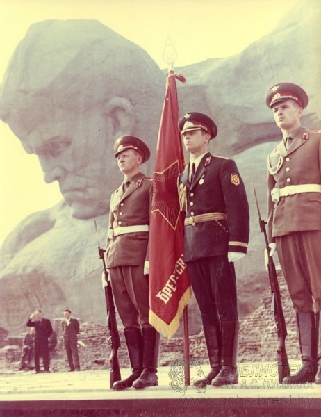 25 сентября 1971 был торжественно открыт мемориальный комплекс «Брестская крепость-герой»