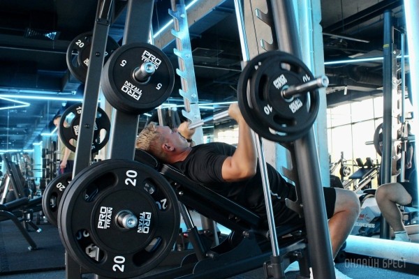 «GYM Express» на Варшавском шоссе - первый круглосуточный фитнес-клуб в Бресте. Высокотехнологичные тренажеры, финская сауна, бесплатная экскурсия, неоновый интерьер