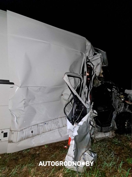 В семейный экипаж белорусских дальнобойщиков жестко врезался француз под Парижем