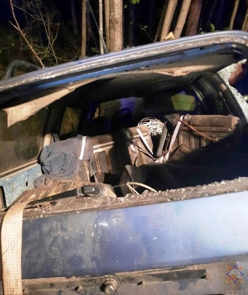 В Березовском районе машина съехала в кювет и врезалась в дерево