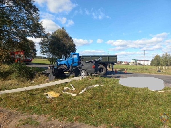 Страшная авария в Барановичском районе: появилось видео, как спасали пассажира BMW