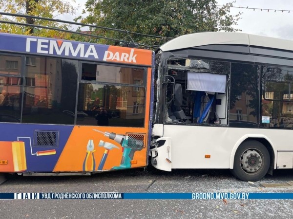 В Гродно столкнулись два троллейбуса, маршрутка и автобус. Есть видео В Гродно столкнулись два троллейбуса, маршрутка и автобус. Есть видео