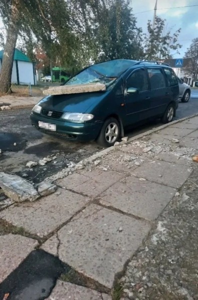 На Seat с пятиэтажки упала плита. Сдуло ветром?