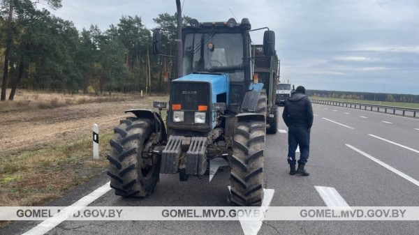 Водитель Renault серьезно пострадал в аварии с трактором