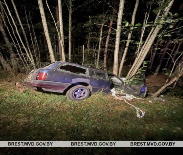 В Березовском районе машина съехала в кювет и врезалась в дерево