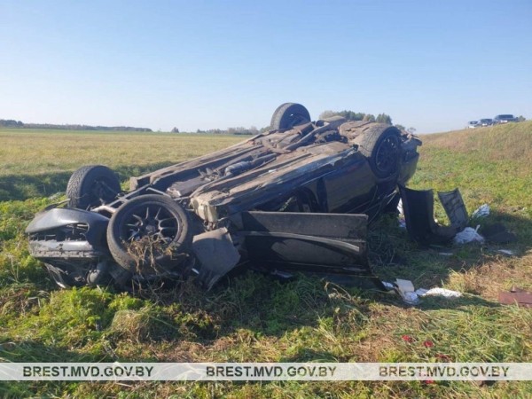 В Пинском районе автомобиль оказался на крыше. Что стало причиной? В Пинском районе автомобиль оказался на крыше. Что стало причиной?