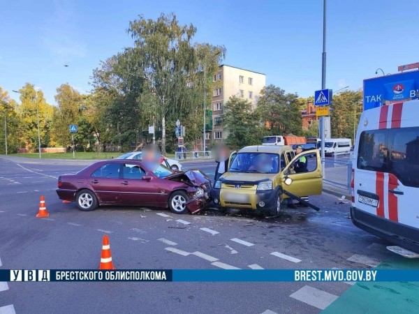 Mercedes и Peugeot столкнулись сегодня на ул. Брестских Дивизий в Бресте. Кто виноват? Mercedes и Peugeot столкнулись сегодня на ул. Брестских Дивизий в Бресте. Кто виноват?