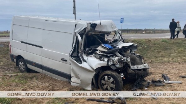 Водитель Renault серьезно пострадал в аварии с трактором