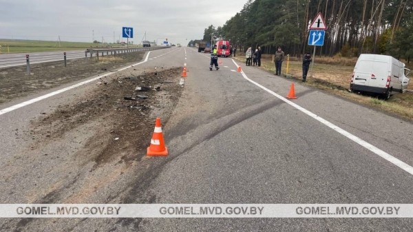 Водитель Renault серьезно пострадал в аварии с трактором