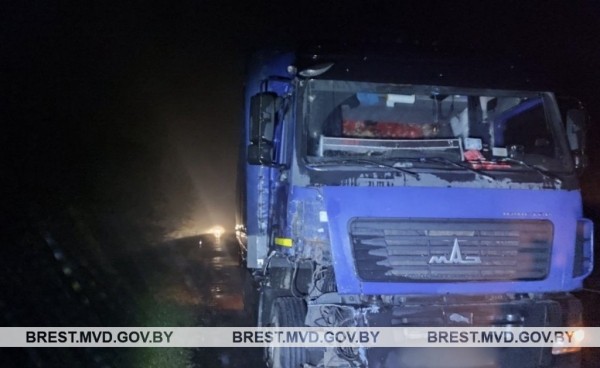 Житель Бреста на МАЗ врезался в припаркованный автомобиль Житель Бреста на МАЗ врезался в припаркованный автомобиль