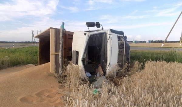 Грузовик столкнулся с легковушкой под Мстиславлем, погибли супруги. Появилось видео жуткого ДТП Грузовик столкнулся с легковушкой под Мстиславлем, погибли супруги. Появилось видео жуткого ДТП