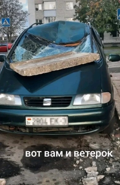 На Seat с пятиэтажки упала плита. Сдуло ветром?