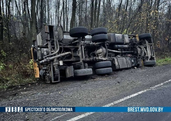 В Пружанском районе опрокинулся грузовой Mercedes В Пружанском районе опрокинулся грузовой Mercedes