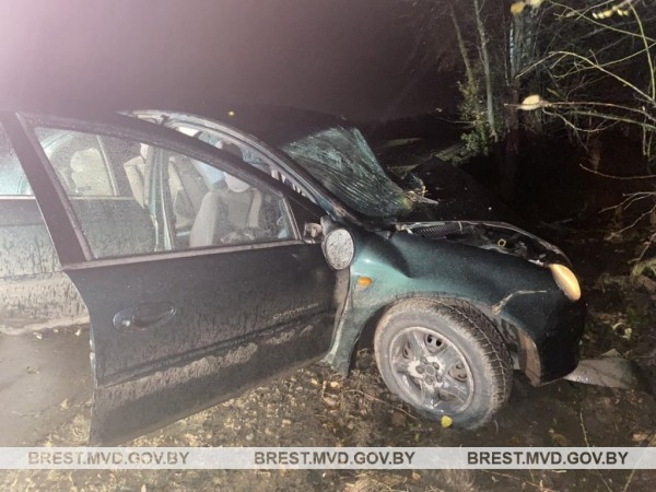 ДТП в Ивацевичском районе: 18-летний водитель Chrysler врезался в дерево ДТП в Ивацевичском районе: 18-летний водитель Chrysler врезался в дерево