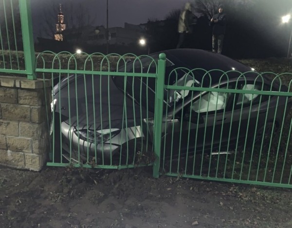 Tesla в Гродно врезалась в забор