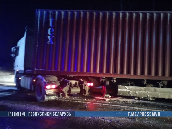 В Беларуси автобус столкнулся с фурой В Беларуси автобус столкнулся с фурой