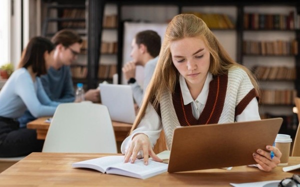 «В Беларуси нет платного образования». Власти опять подняли стоимость «бесплатного» образования
											 
												«В Беларуси нет платного образования». Власти опять подняли стоимость «бесплатного» образования