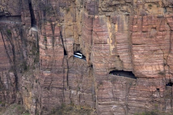 Красивые, опасные и... скучные: самые необычные дороги мира