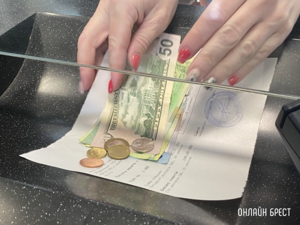 Белорусы продолжают сдавать валюты больше, чем покупать Белорусы продолжают сдавать валюты больше, чем покупать