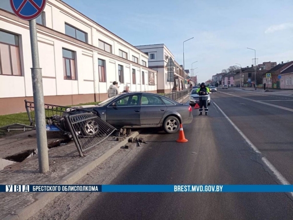 Бесправник в Пинске не справился с управлением «Audi» и протаранил заборное ограждение Бесправник в Пинске не справился с управлением «Audi» и протаранил заборное ограждение