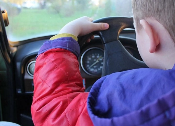 В Несвиже 9-летний мальчик за рулем авто стал участником ДТП, в котором пострадала его мать