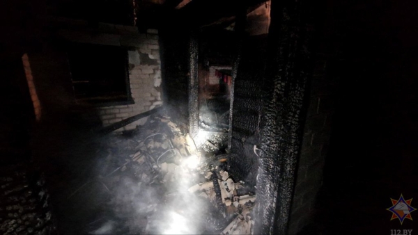 Хозяин дома был на работе. Видео пожара в Брестской области, на котором погибли 3-летняя девочка, 7-месячный мальчик и их мама Хозяин дома был на работе. Видео пожара в Брестской области, на котором погибли 3-летняя девочка, 7-месячный мальчик и их мама