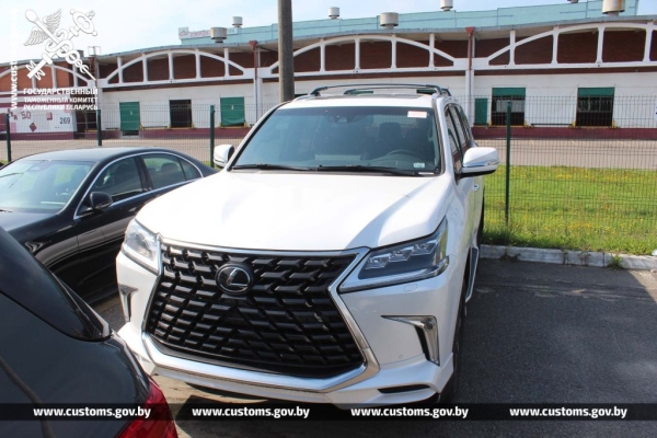 Семь недешевых авто пытались ввезти в Беларусь, занизив стоимость почти в два раза