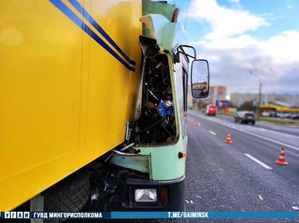 В Минске кабину троллейбуса смяло после столкновения с грузовиком В Минске кабину троллейбуса смяло после столкновения с грузовиком