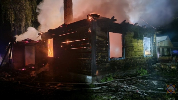 Хозяин дома был на работе. Видео пожара в Брестской области, на котором погибли 3-летняя девочка, 7-месячный мальчик и их мама Хозяин дома был на работе. Видео пожара в Брестской области, на котором погибли 3-летняя девочка, 7-месячный мальчик и их мама