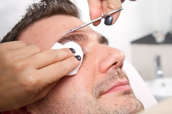 Надо ли мужчинам ухаживать за бровями?