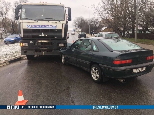 Грузовик и Renault столкнулись в Бресте Грузовик и Renault столкнулись в Бресте