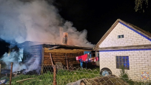 Хозяин дома был на работе. Видео пожара в Брестской области, на котором погибли 3-летняя девочка, 7-месячный мальчик и их мама Хозяин дома был на работе. Видео пожара в Брестской области, на котором погибли 3-летняя девочка, 7-месячный мальчик и их мама