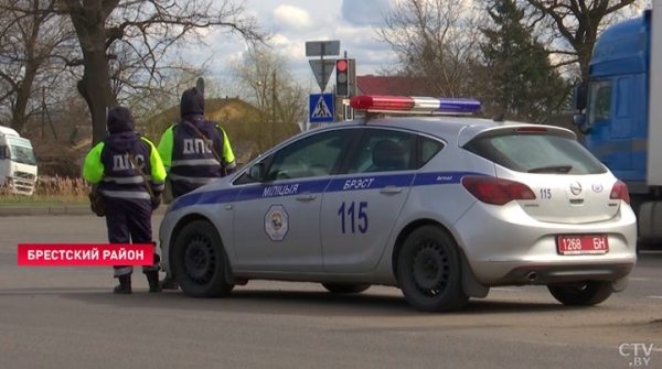 30-километровая очередь на границе: под Брестом организовали торговлю питанием для водителей